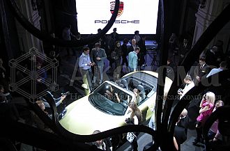 Презентация нового автомобиля Porsche 911 Carrera в ГУМе